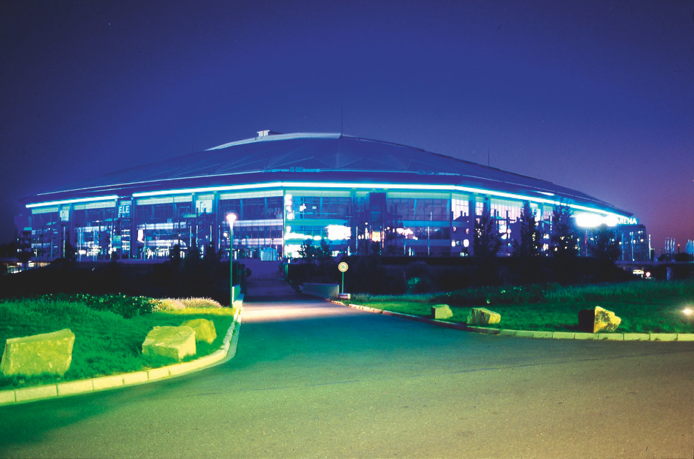 Beleuchtete Veltins Arena am Abend